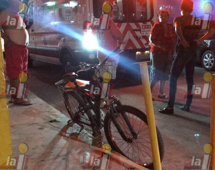 embisten-a-pareja-en-bicicleta-12