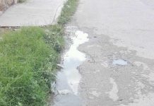 Fuga de agua causa perjuicios