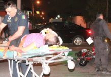 Impacta a pareja en motocicleta, tras pasarse volarse el semáforo